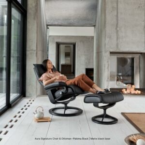 Aura Signature Chair & Ottoman-Paloma-Black-Matte-black_base_lifestyle_Stressless
