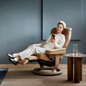 Mayfair Classic Power Chair_Paloma Leather-Almond_Oak Finish