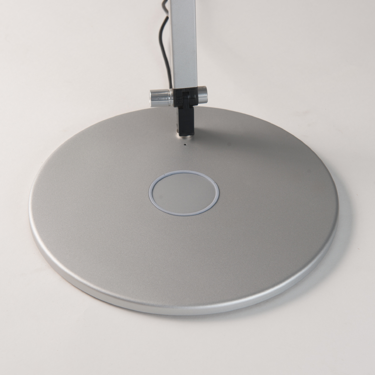 Splitty-Pro-Desk-Lamp-wireless-charging-base-silver