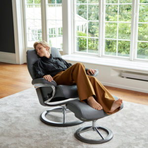 Sunrise Signature Chair & Ottoman_Neautral Grey-Paloma Leather_Polished Aluminum/Grey Finish_Lifestyle_Stressless