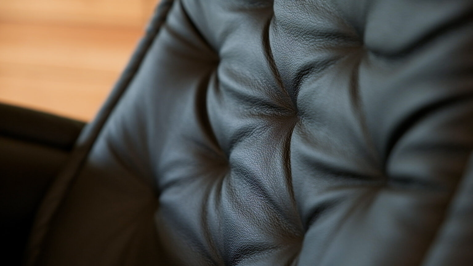 Royal-signature-paloma-black-leather-detail