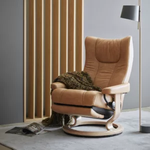 Wing Classic Power Chair_Paloma Leather-Taupe_Oak Finish_Lifestyle_Stressless