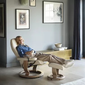 Consul Classic Chair & Ottoman_Batick Leather-Cream_Oak Trim_Lifestyle_Stressless